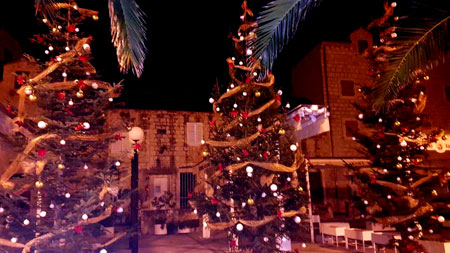 Božićni ukrasi u gradu Supetru