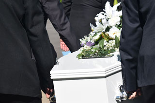 Slika pogrebnog sanduka i njegovih nosača