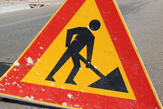 Slika prometnog znaka za radove na cesti