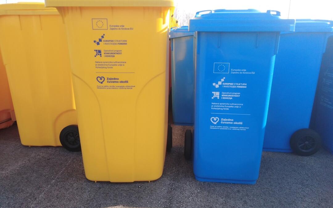Fotografija žutih i plavih kanti za reciklabilni otpad