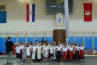 Pjevački zbor na otvorenju školske sportske dvorane grada Supetra